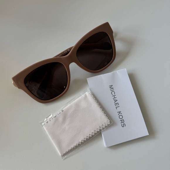 Michael Kors Sunglasses w Case - Picture 1 of 3